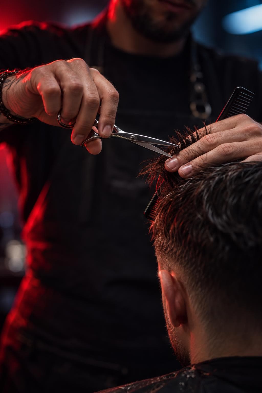 Coiffeur souriant dans son salon